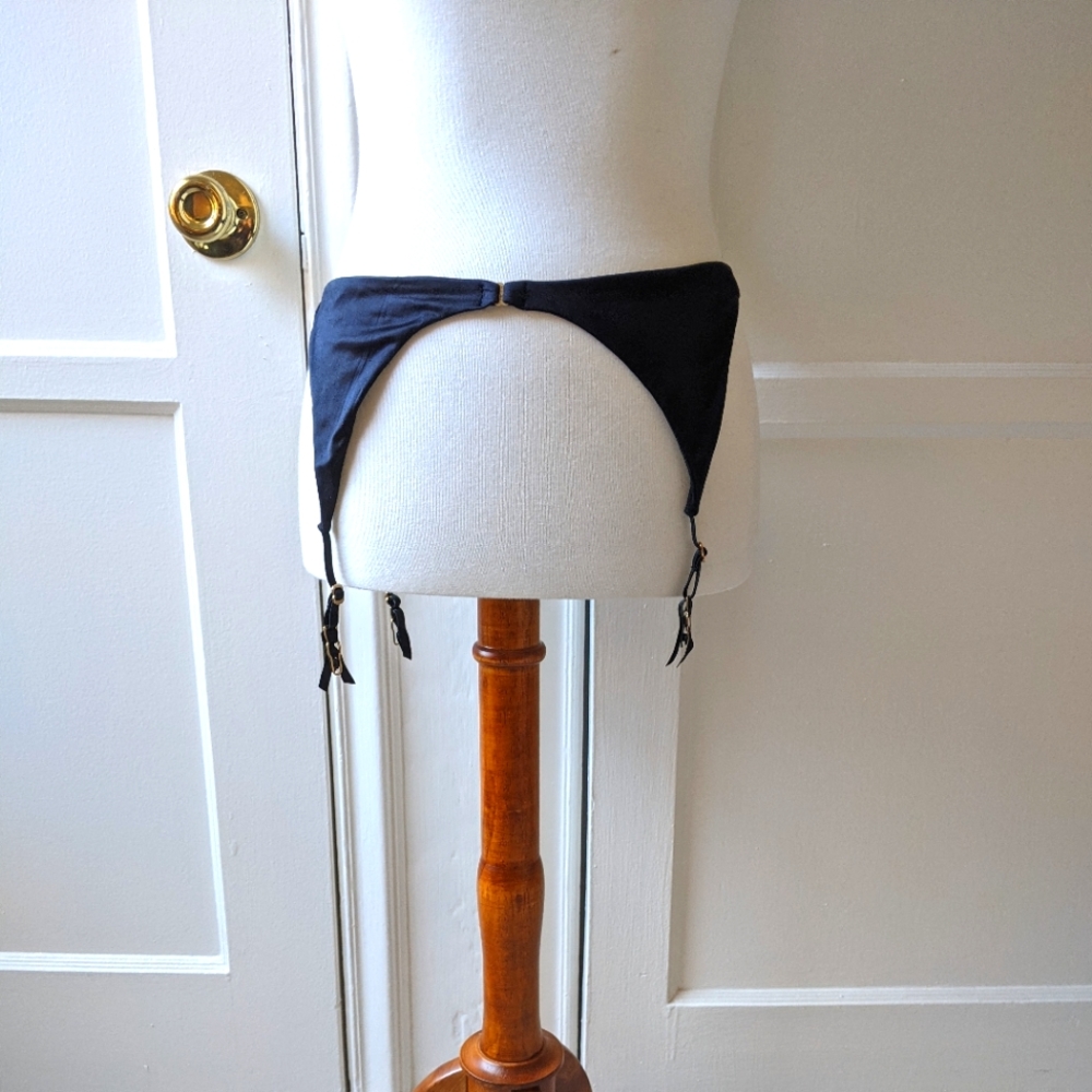 Victoria's Secret black NWT garter belt Size M/L